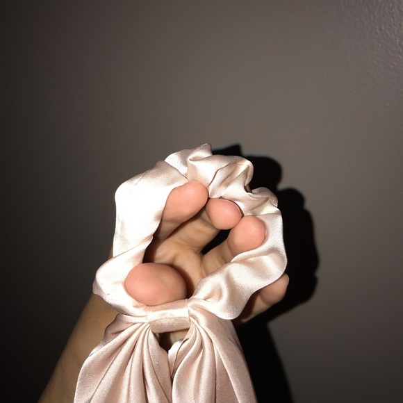 CREAM SILKY SCRUNCHY - Picture 2 of 3